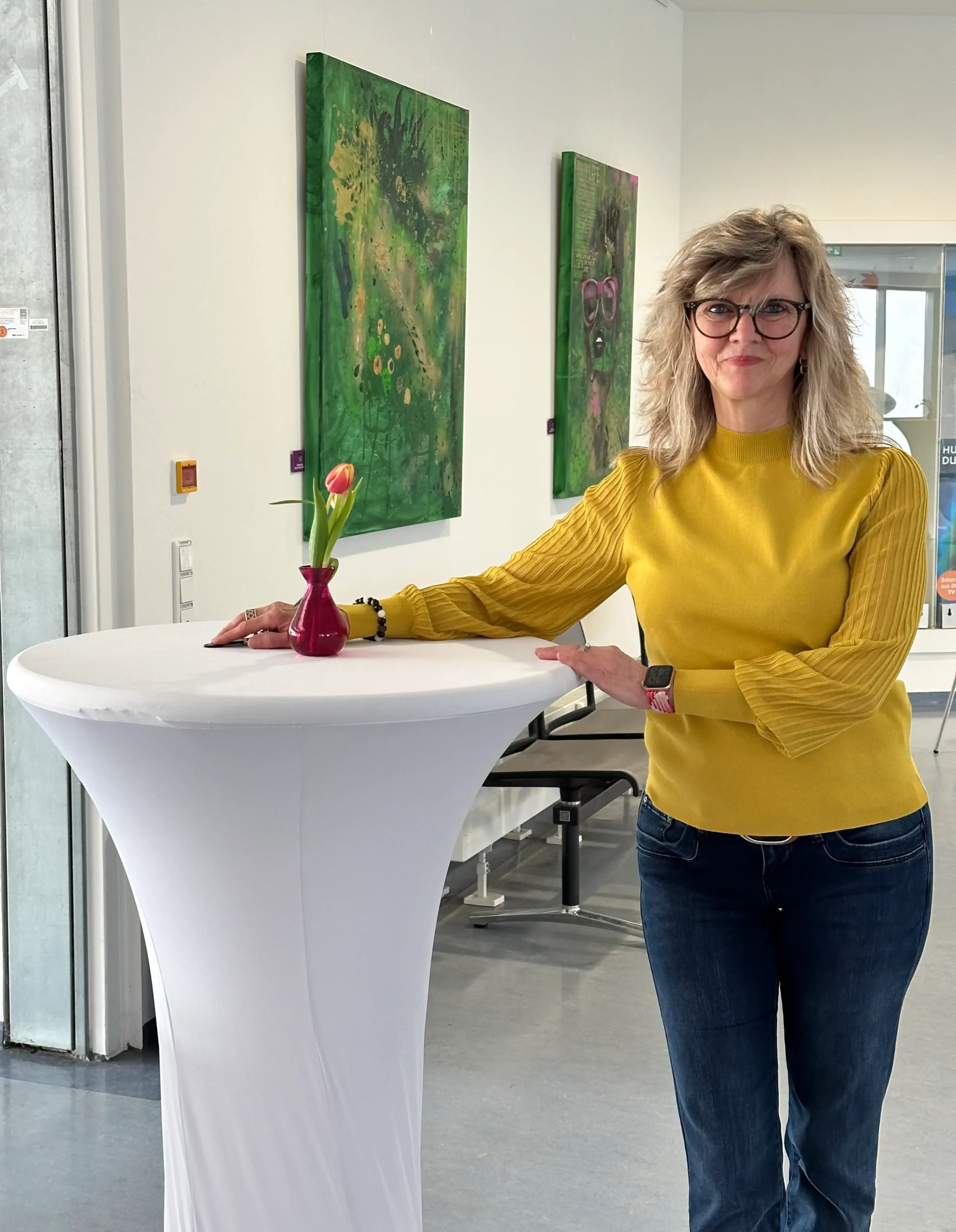 Portraitfoto der Pop-Art Künstlerin Anke Starke in ihrem Atelier