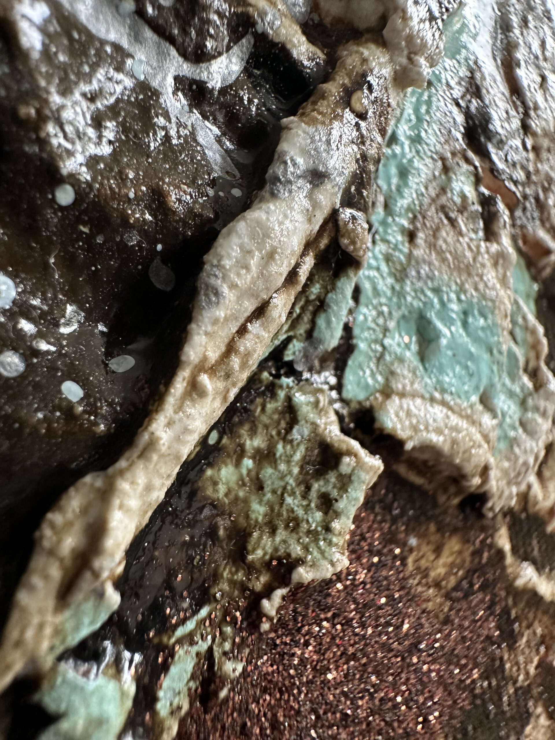 Verfeinern - Raue mineralische Oberfläche mit türkiser Oxidation, kupfernem Glitzern und beigen Krusten
