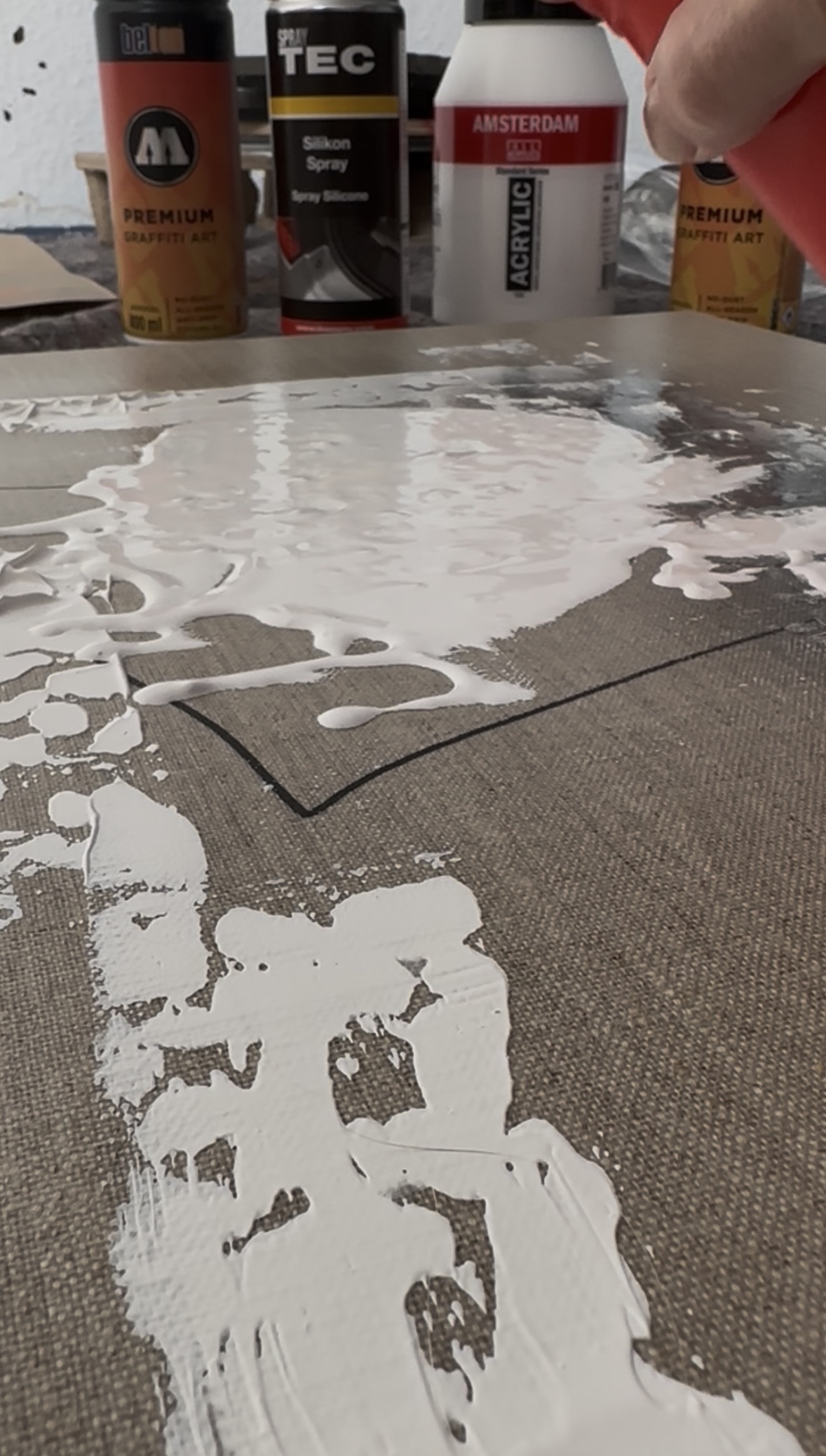 Grundieren - Weiße Strukturmasse auf Leinwand mit Sprays und Acryl im Hintergrund
